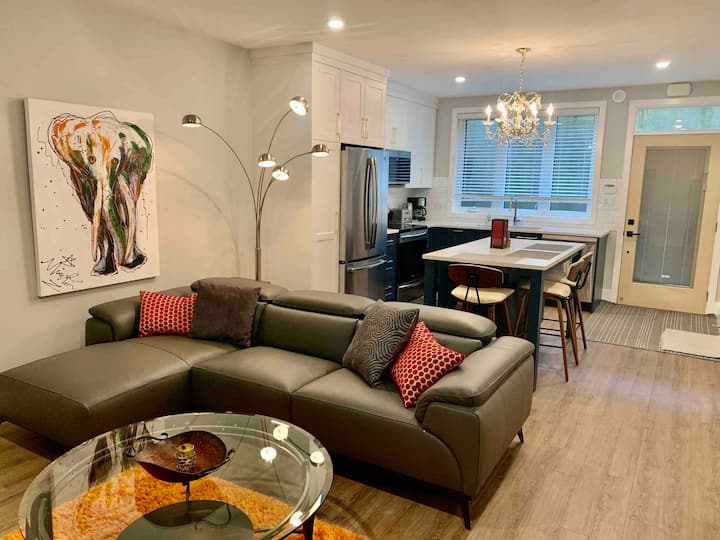 Adorable Two Bedroom Private Residence. - White Rock