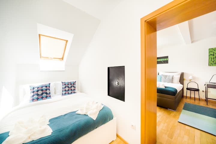 De slaapkamer voelt kalm en gezellig aan, met zachte verlichting en een netjes opgemaakt bed.