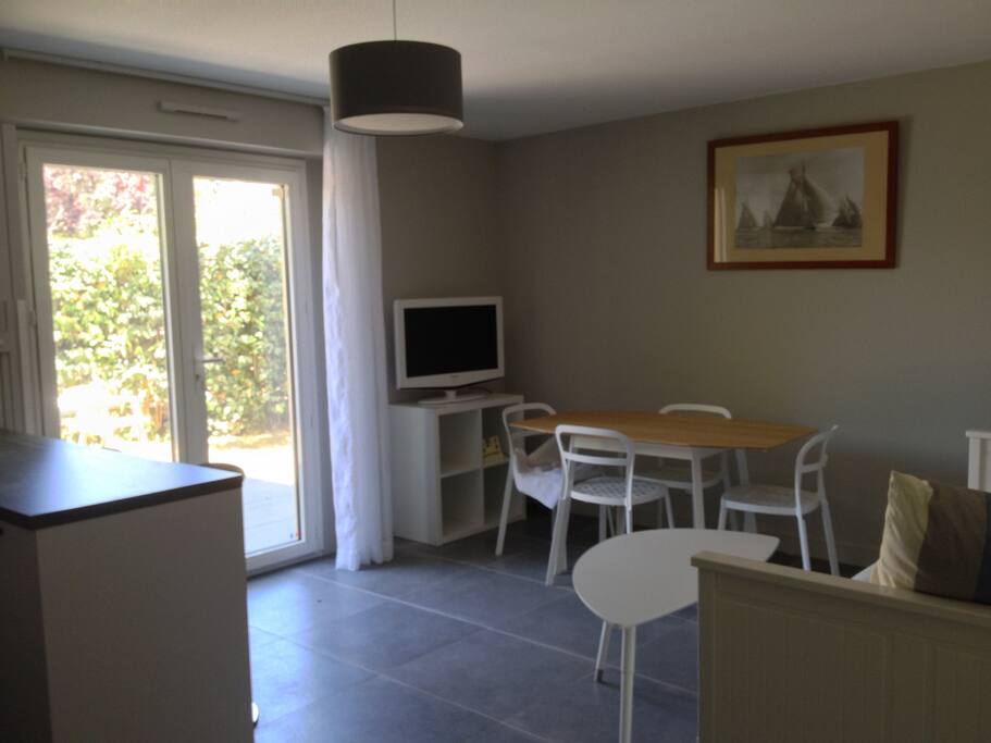 Salon/salle à manger avec vue sur la terrasse