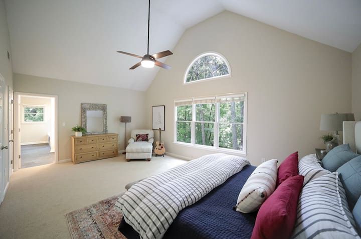 Chumba kikuu cha kulala kina nafasi kubwa na kimetulia. Mwonekano wa ua wa nyuma wa mbao unakufanya uhisi kama unaamka katika nyumba ya kwenye mti!