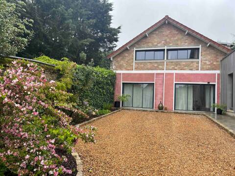 Lodging in wooded property (shared swimming pool)