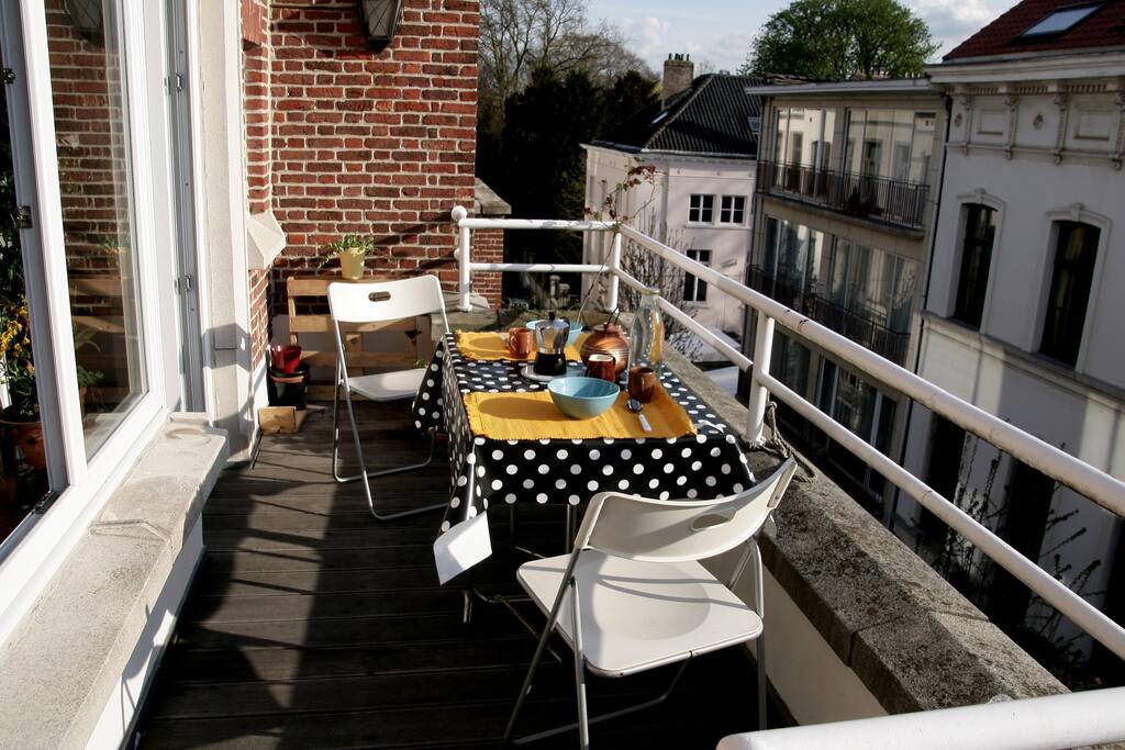 beautiful veranda perfect for breakfast and apero sun from 12h to 19h green quite street