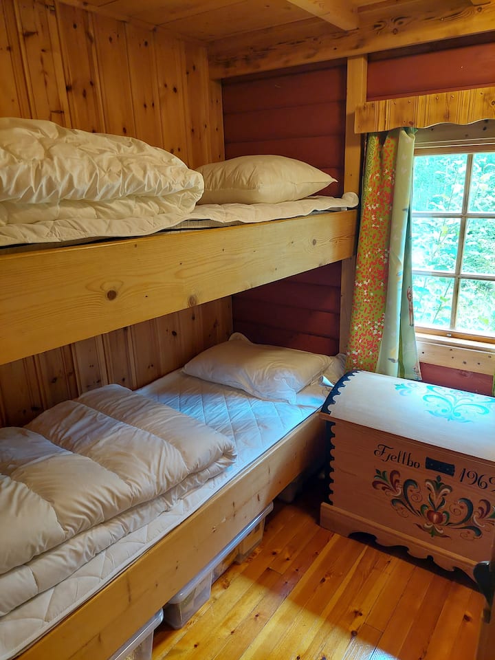 Dhoma e gjumit # 2
Këtu ka një kuti lojërash tavoline që mund të huazohen, si dhe një përzgjedhje e madhe e DVD-ve për TV.