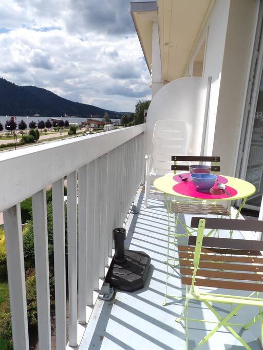 Balcon avec vue sur le lac