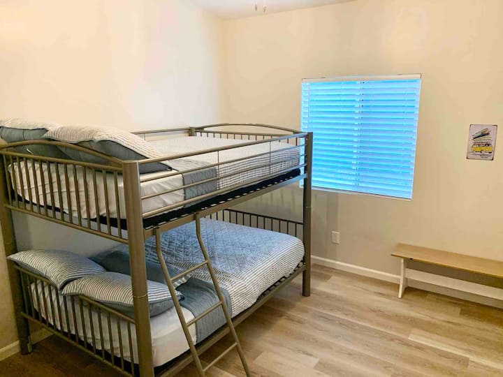 גב: חדר ילדים/מיטת קומתיים (מלא/מלא)