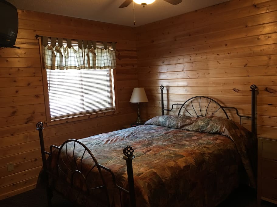1st Bedroom 1 Queen bed