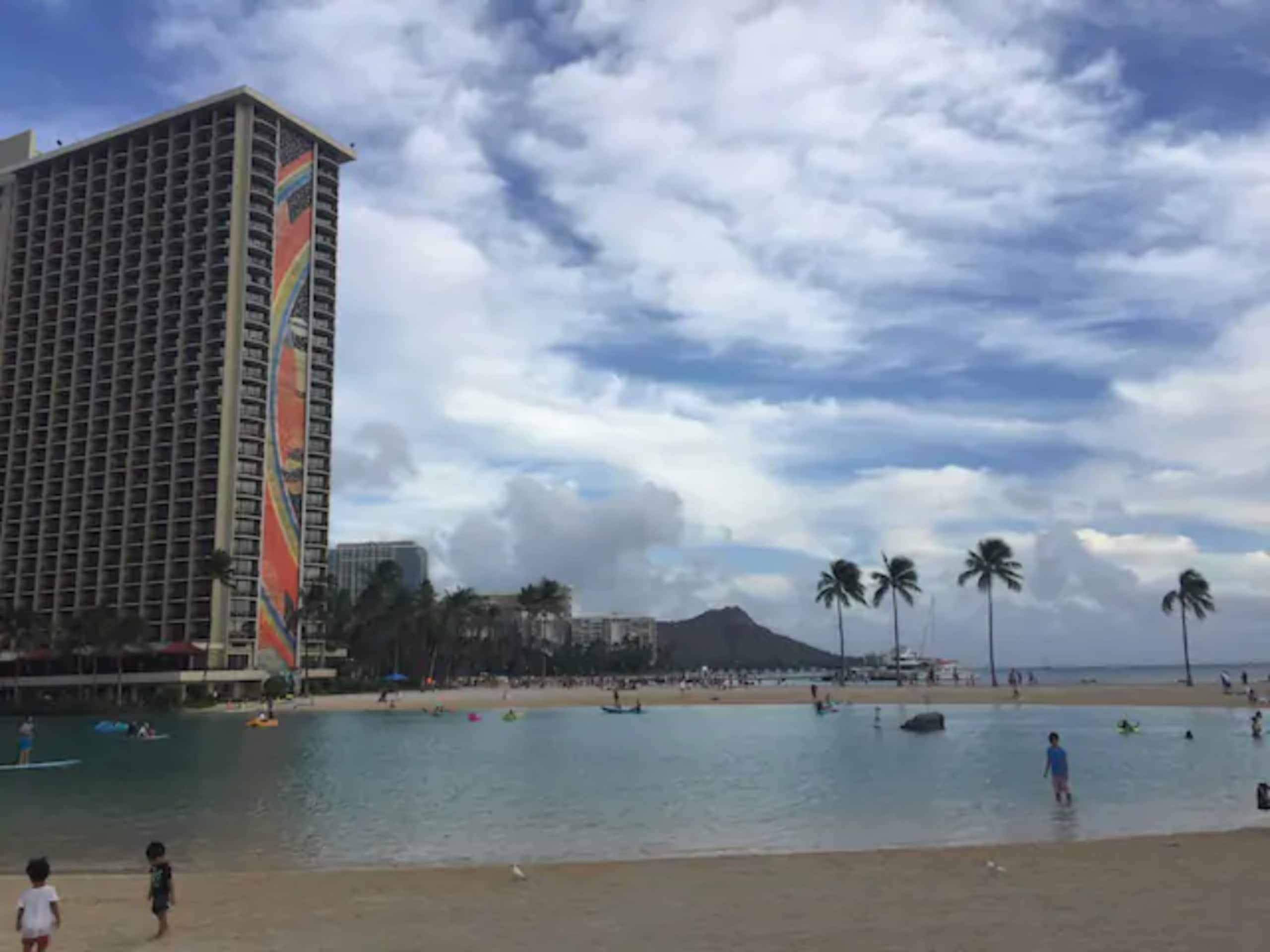 Condo in Honolulu · ★4.64 · 1 bedroom · 2 beds · 1 private bath - Image 17