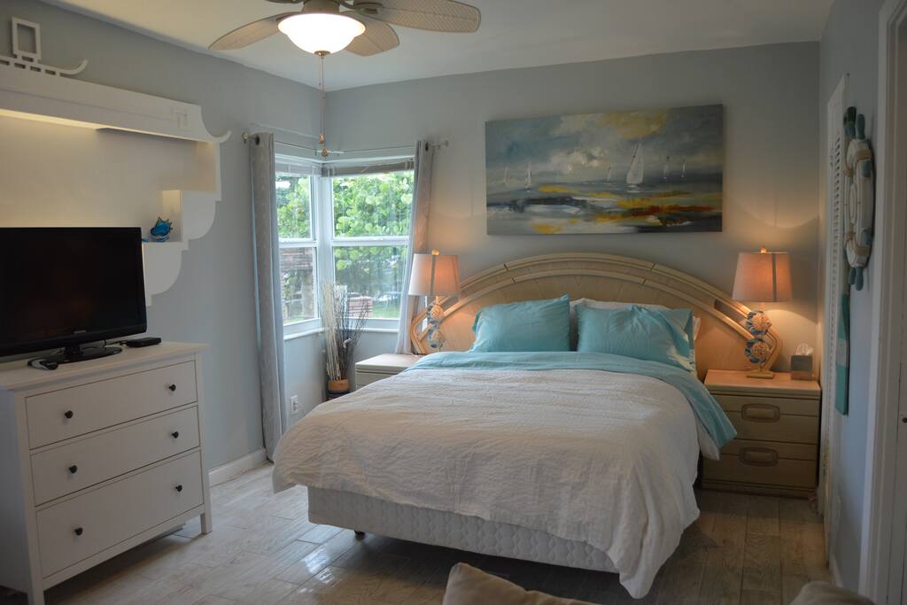 Queen sized bed, nightstands with DirecTV... Yes those are fish lamps!