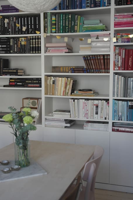Small "library" in the dining room. There are 5 chairs + a childrens chair.