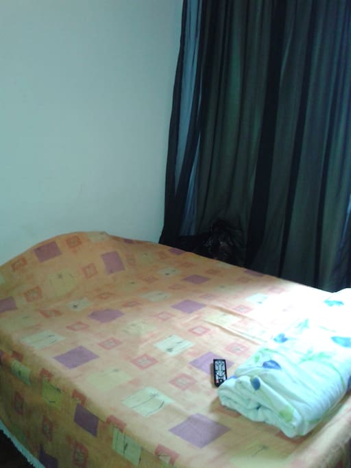 Cama Casal quarto com janelão de aluminio