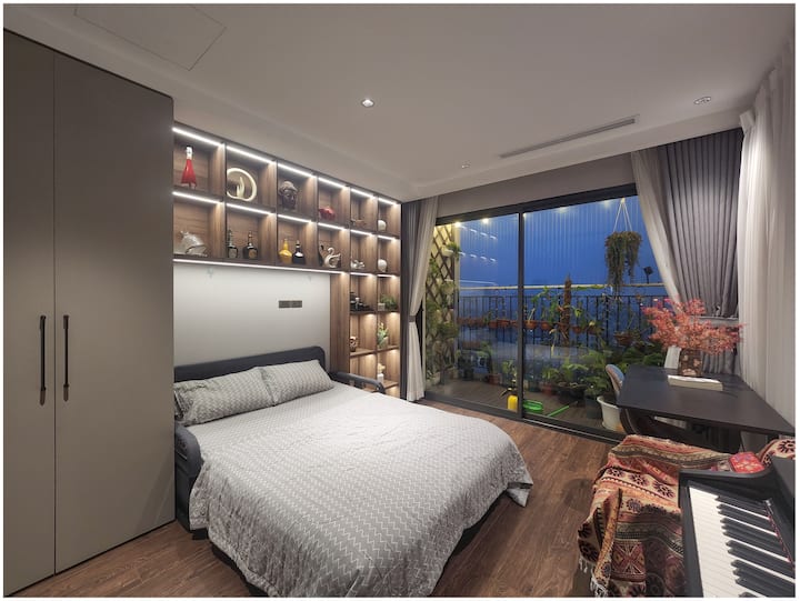 غرفة نوم 01 مع شرفة فائقة التهوية تطل على المدينة 
- 01 سرير مع مرتبة ناعمة 
- طاولة عمل
- خزانة 2 مقصورات 
- بيانو  