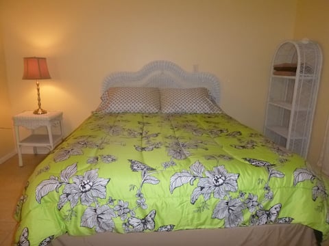 Quiet apartment amongst Key Deer