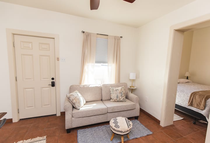 Bowman Casita King Bed-31 Day Minimum - 拉斯克魯塞斯