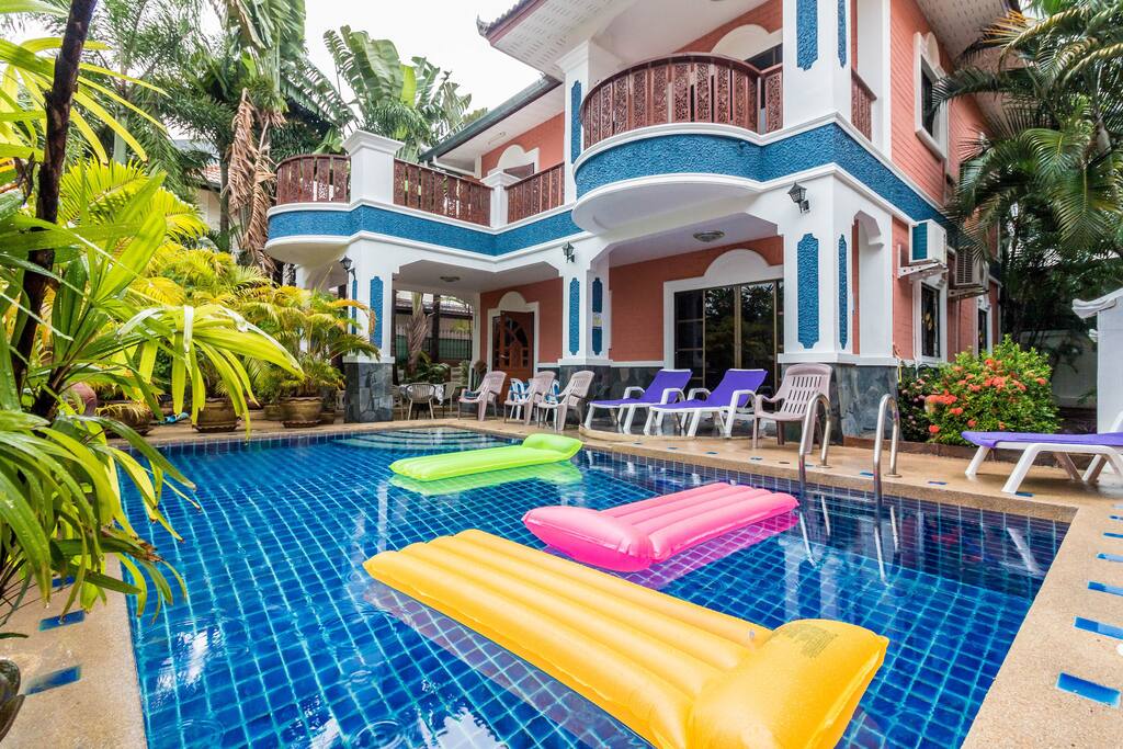 Great villa with 6 bedrooms, 5 bathrooms, a private pool and a snooker. 伟大的别墅有6间卧室,5间浴室,一个私人游泳池和斯诺克。