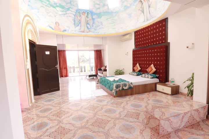 The Dome Room (on 2nd floor)
En-suite bedroom with super king sized bed and balconies on either side.