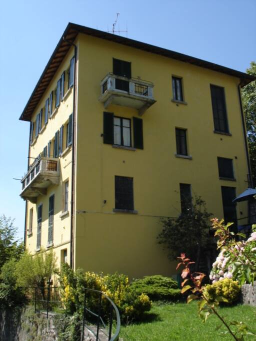 The House from the Private Garden (Green Apartment entire 3rd Floor)