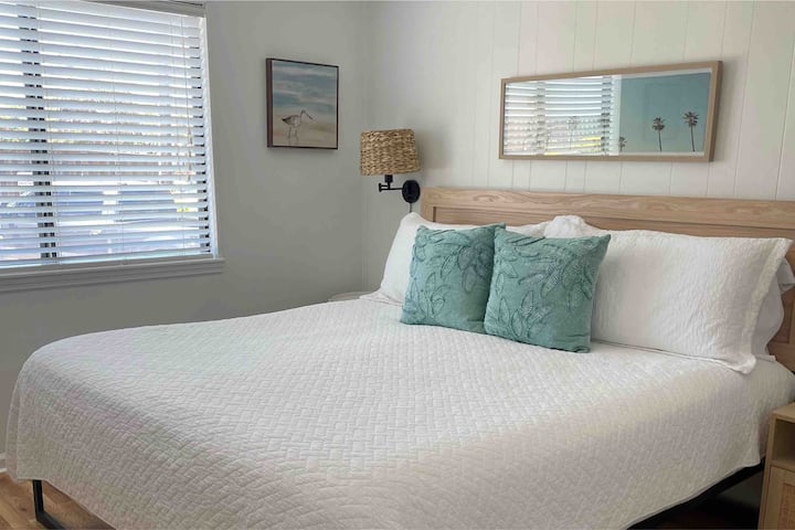 ผู้อำนวยการ
ห้องนอนพร้อมเตียงคิงไซส์และห้องน้ำในตัวเต็มรูปแบบพร้อมฝักบัวอาบน้ำ