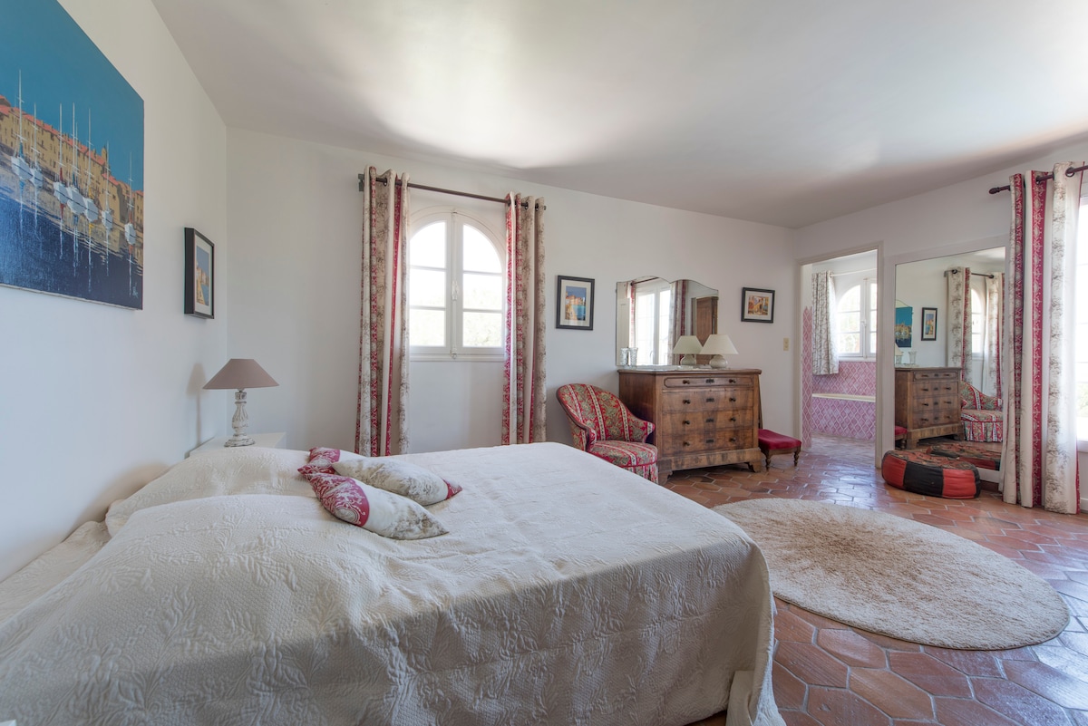 Dhomë gjumi  2, ballkon i katit të parë me pamje nga deti.
Dhomë gjumi 2, ballkon i katit të parë me pamje nga deti.