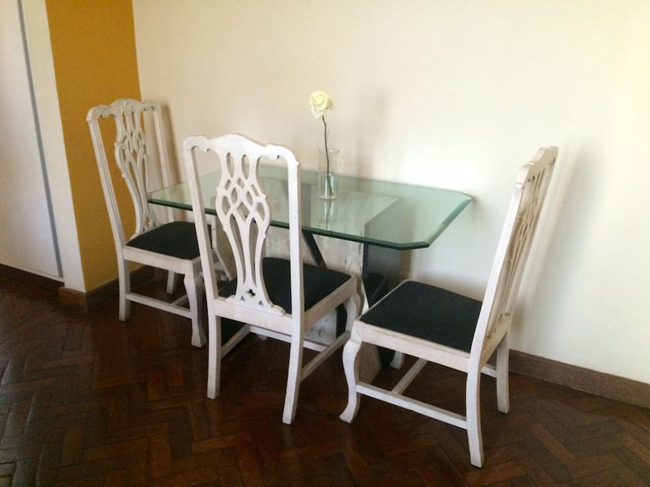 uma pequena área reservada para o café da manhã