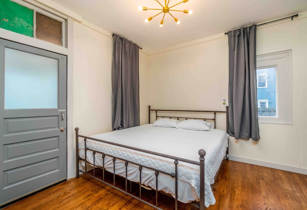 غرفة النوم الأولى: سرير بمقاس كينج