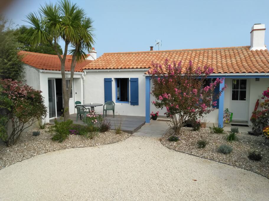 Vue de la propriété en façade. (Cour close).