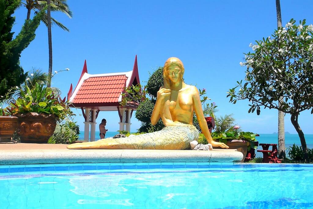 Blick vom INfinity-pool zum Meer