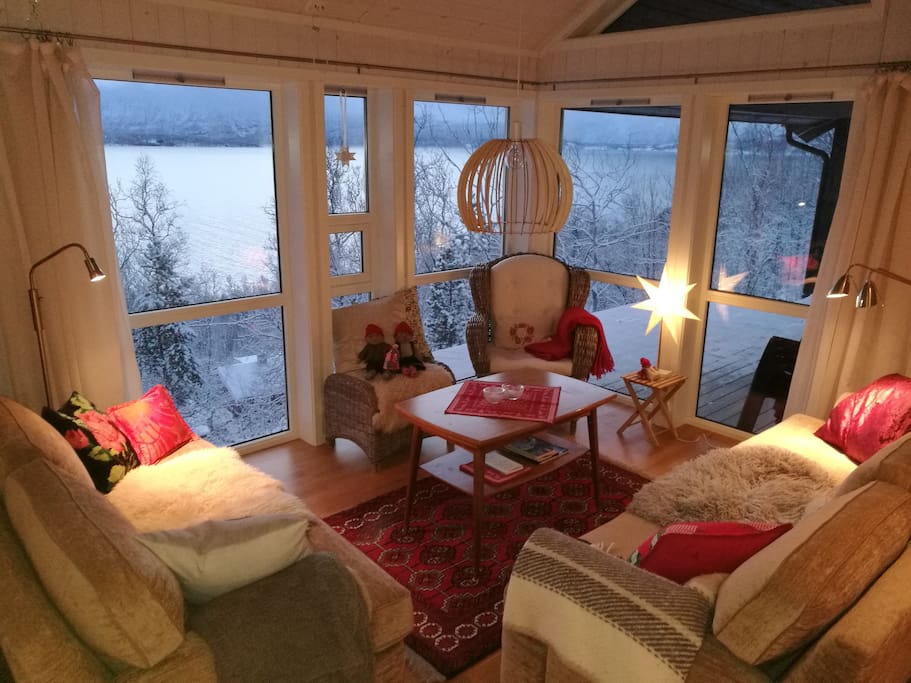 Comfortable sofagroup with a beautifull view. Can easily be expanded for larger groups.