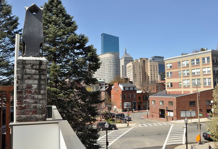 Spacious 3 Bed 2.5 Bath Home Top Loc. w/Parking gallery image 3