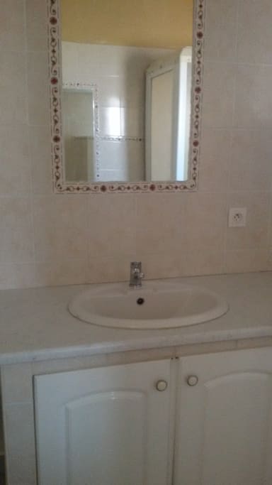salle de bains avec cabine de douche et coin WC