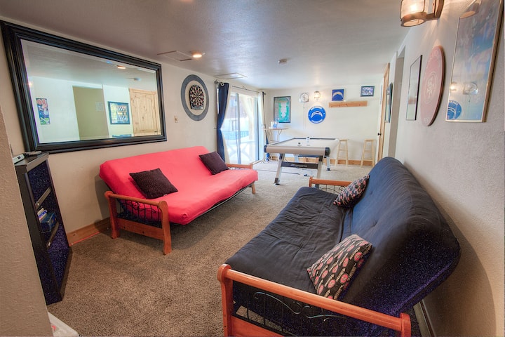 Nivel inferior/ cuarto dormitorio/sala de juegos