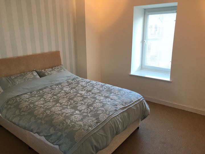 Dormitorio doble con vistas al puerto deportivo 