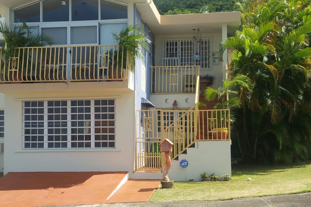 Beautiful house, 1st floor apartment and driveway in front for convinience of your car rental, easy access!