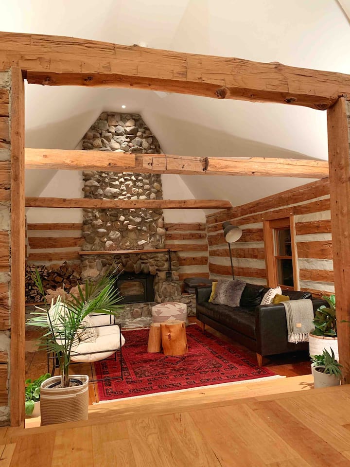 Modern Log Cabin On 40 Acres & Only 1 Hr From To - Ontario