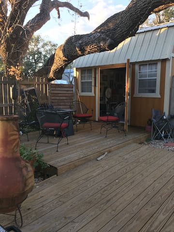 Fulton tiny house (Glamping in the trees)