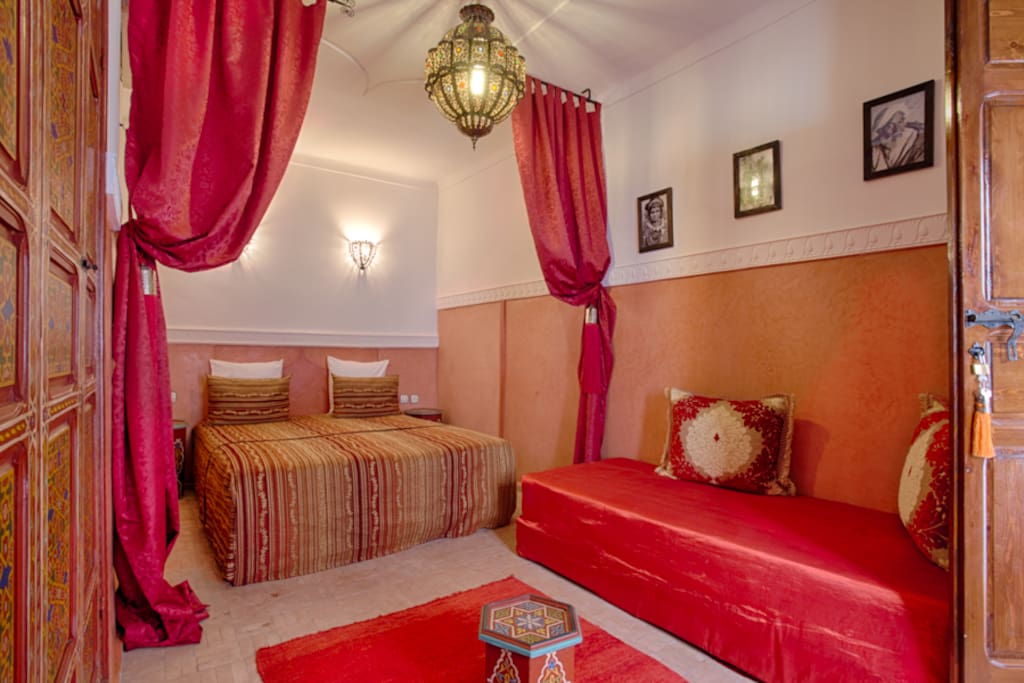 Chambre spacieuse.