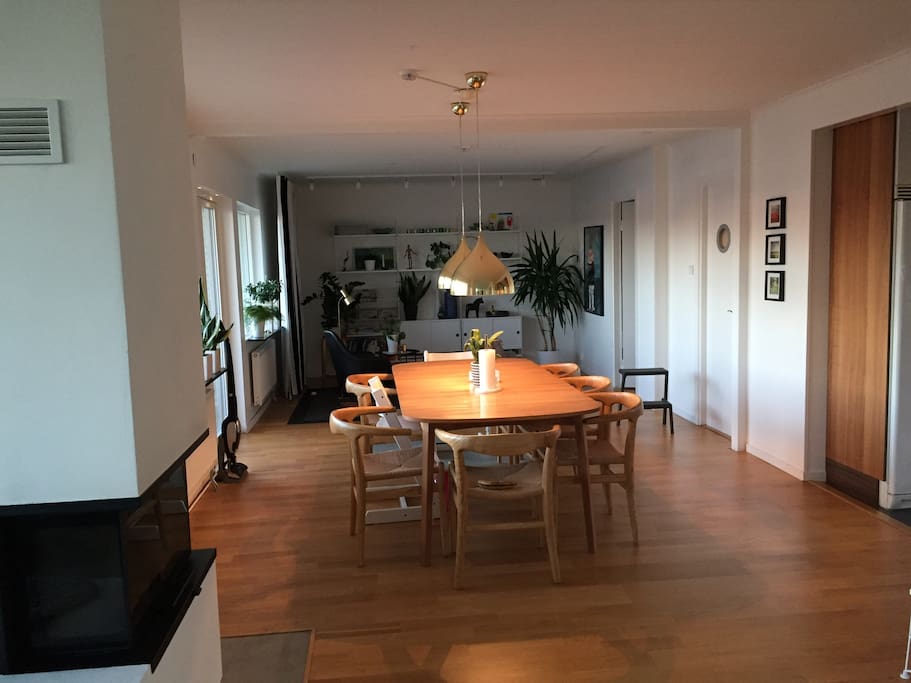 Matplats med utgång till stor möblerad balkong