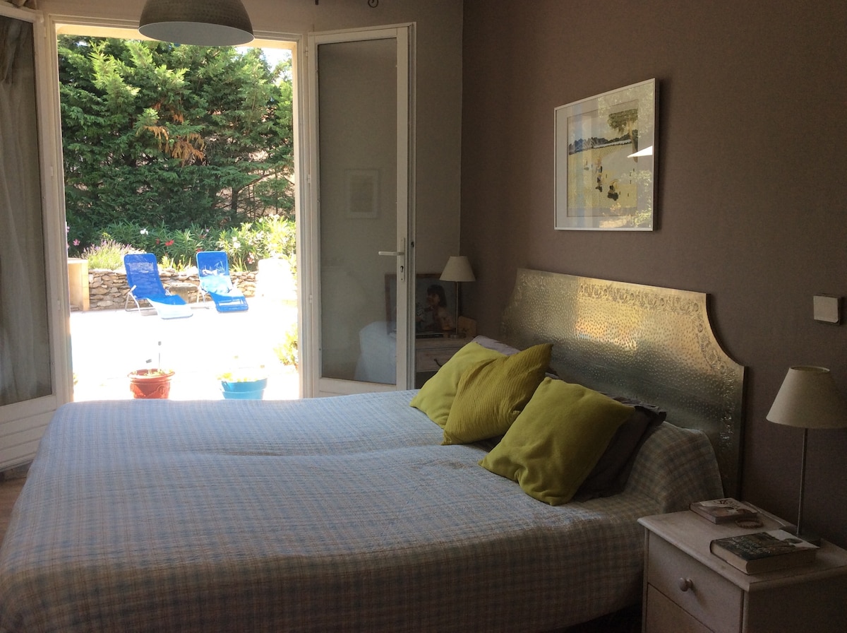 1号卧室配有标准双人床和泳池通道 