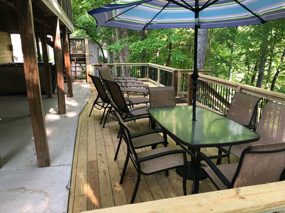 6 person patio table and chairs on the lower deck.