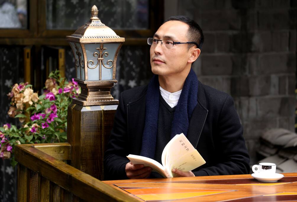 西原民宿的露台,在一个阳光正好的时候也是看是喝茶的地方