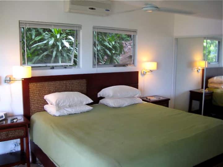 En la planta baja encontrarás los dos dormitorios y los dos baños. El dormitorio principal alberga una cama tamaño king, una radio compatible con iPod y un armario con espejos para reflejar la luz y las vistas...