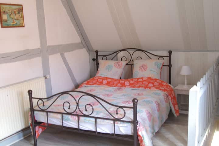 Chambre sur la mezzanine (devant la chambre principale) lit 140x190
Cette mezzanine n'est pas fermée par une porte (c'est un lieu de passage entre la chambre et le rez-de-chaussée)