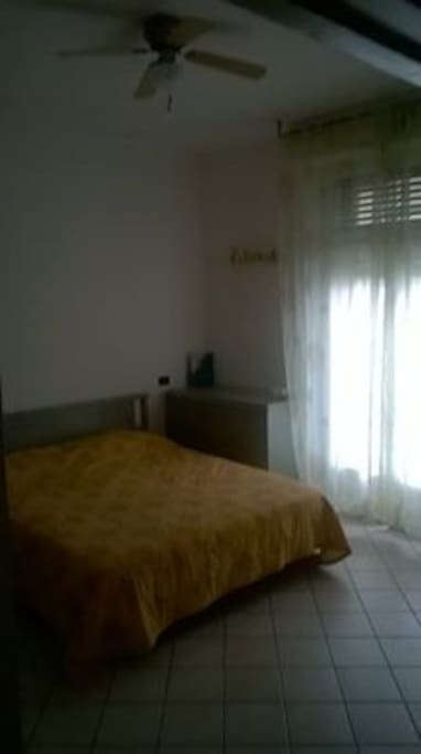 prima stanza con letto matrimoniale