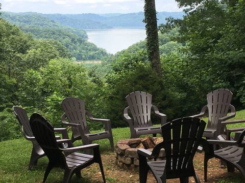5BR, 3 Private Acres, 2 King BR, Hot Tub, Lakeview