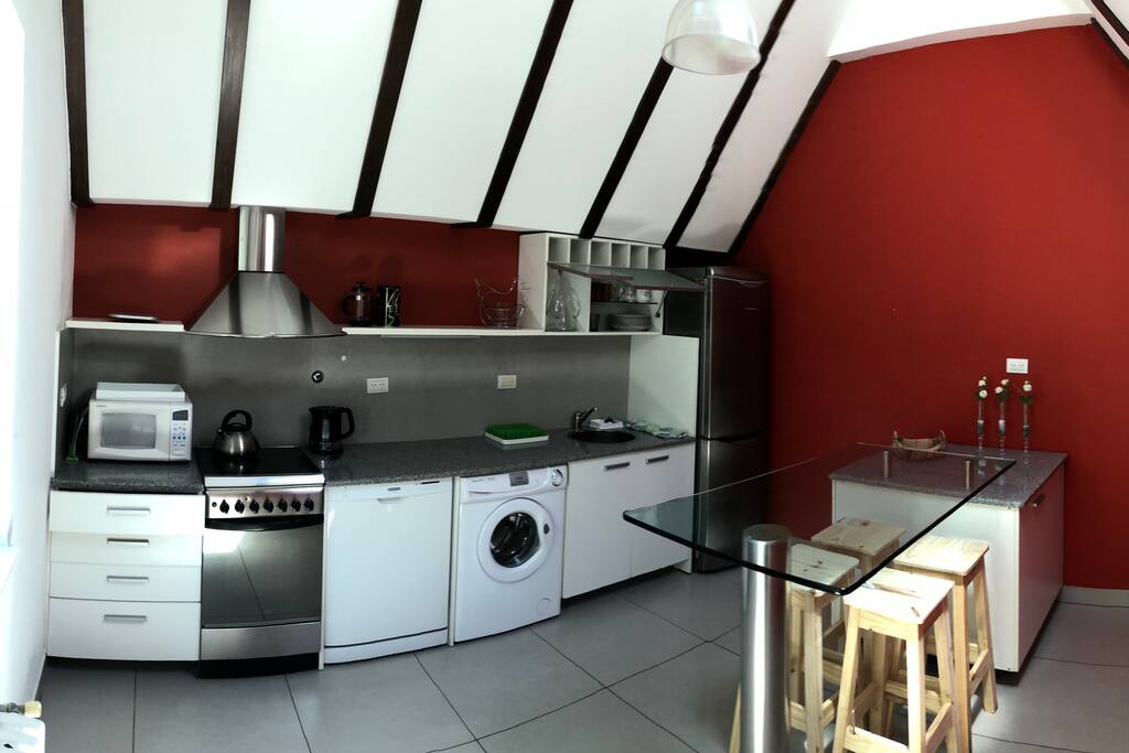 Cocina, desayunador, máquina de lavar automática, lavavajilla, microondas