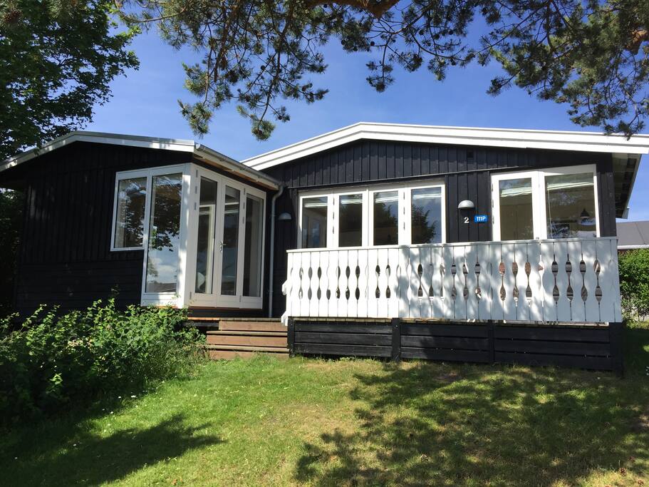 Huset fra sydøst. Værelset på 18 m2 i den helt nye tilbygning fra 2017 udlejes.
House from south-east. The room of 18 m2 in the new wing from 2017 is possible to rent.
