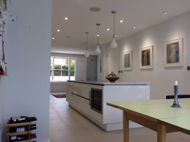 Charming, central, 5 BR house gallery image 4