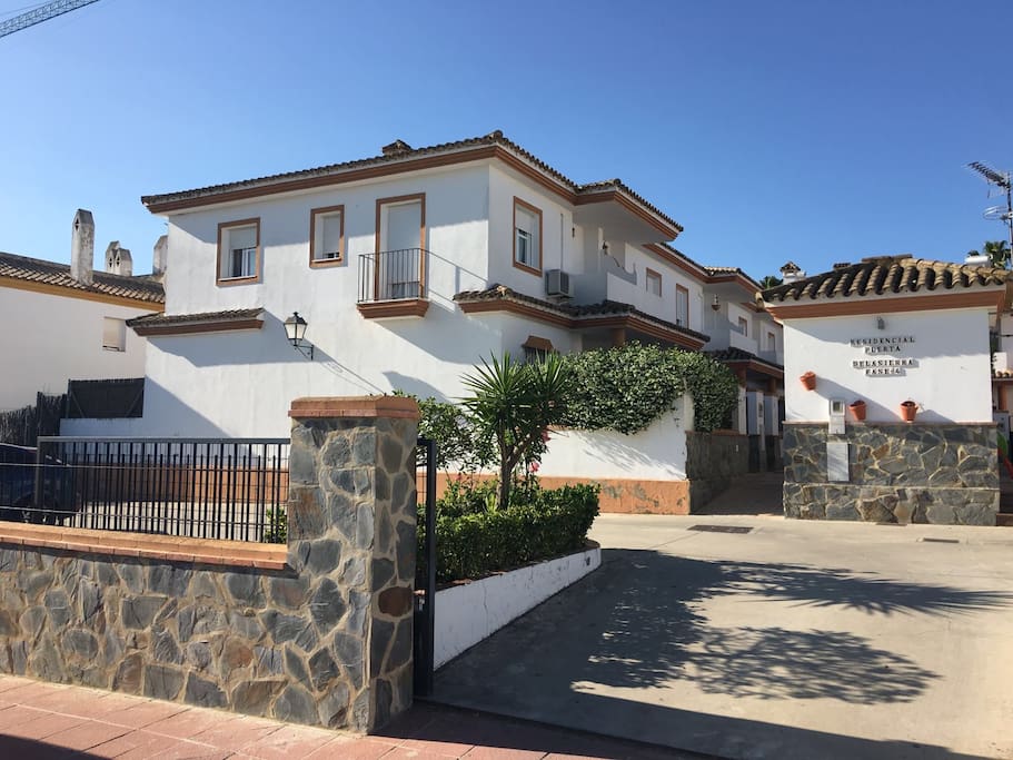 Casa adosada en complejo de 12 casa similares / Corner townhouse in complex of 12 similar poperties