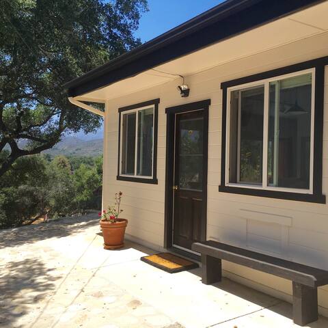 Contemporary Artist Cottage with Majestic View