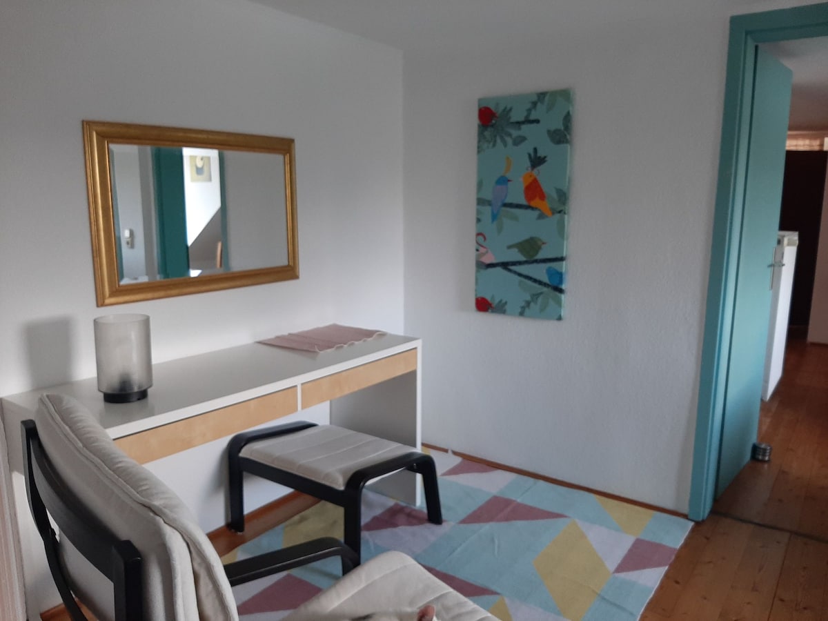 Silla de lectura y escritorio