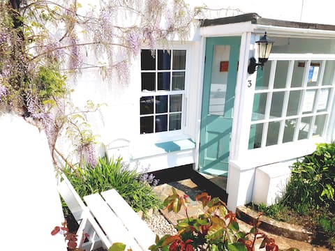 Cosy Cornish Retreat, beaches, pub, Uni, relax